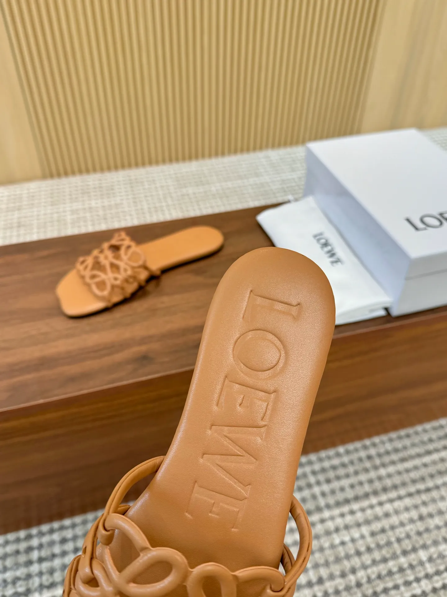 👟👟Ex-factory price 400👟👟 The latest 2025 LOEWE, summer limited edition hollow slippers, they are so beautiful on your feet! ! ! Highly recommended, a super lazy drag, the same style worn by celebrity bloggers! Fabric: Imported sheepskin (black, white, apricot, red, pink, five colors) Lining: Imported sheepskin Outsole: Genuine leather injection dyed bottom Number: 35-42